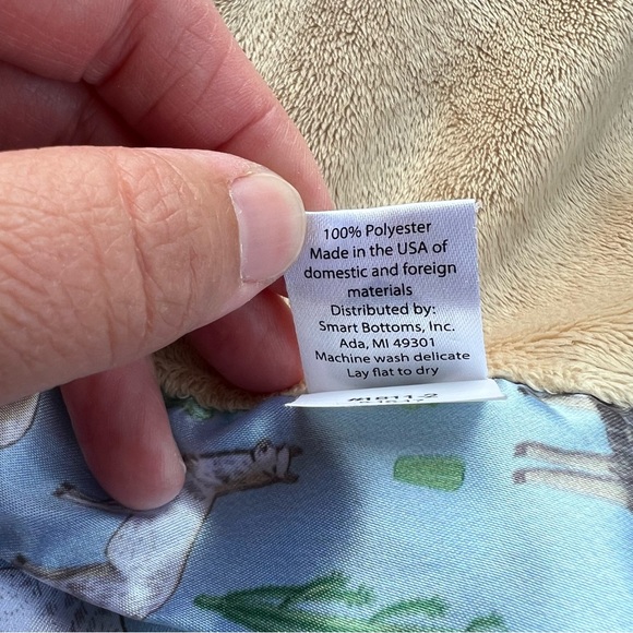 Bumblito Bee Luxe Blanket - Plush Minky & Smooth Satin -40”x60” - Party of Eight - Picture 4 of 6